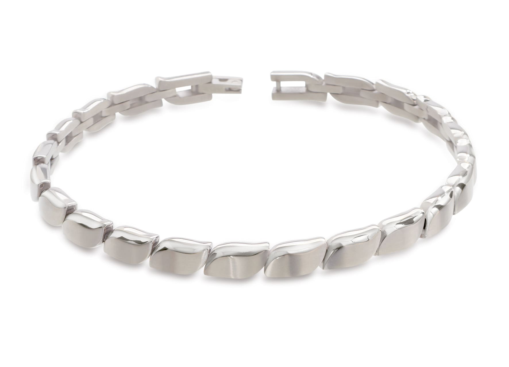 Zilveren armband van gebogen, afwisselend matte en gepolijste schakels.